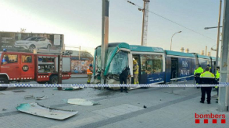 Boletines RNE - Cuatro heridos en un accidente de tranvía en Barcelona - Escuchar ahora