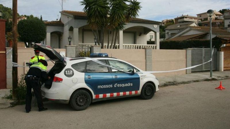 Boletines RNE - Los Mossos buscan a la hija de la mujer asesinada en Banyoles - Escuchar ahora