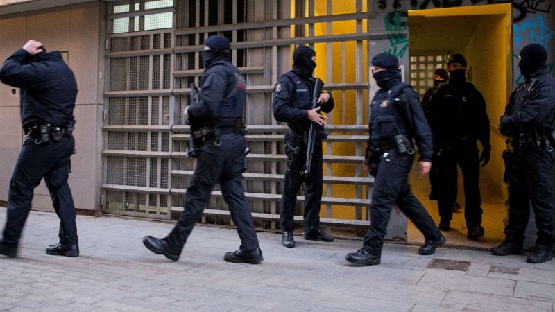  Boletines RNE - Los Mossos llevan a cabo una operación antiyihadista en Cataluña - Escuchar ahora 