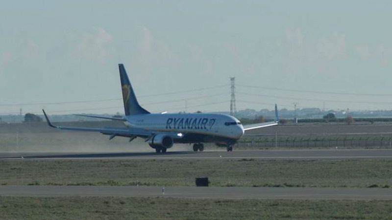  Radio 5 Actualidad - Aterriza el primer avión en el Aeropuerto de Corvera, Murcia - Escuchar ahora 