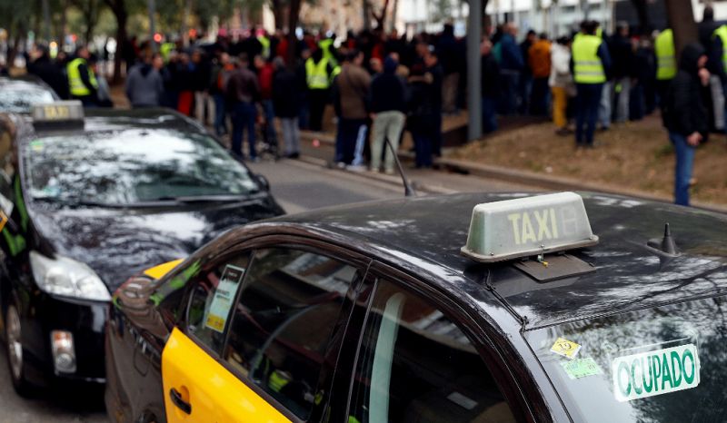 14 horas - Huelga indefinida de los taxistas en Madrid y Barcelona - Escuchar ahora 