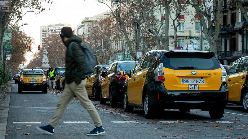 Boletines RNE - Los taxistas de Madrid y Barcelona negocian para poner fin a la huelga indefinida - Escuchar ahora