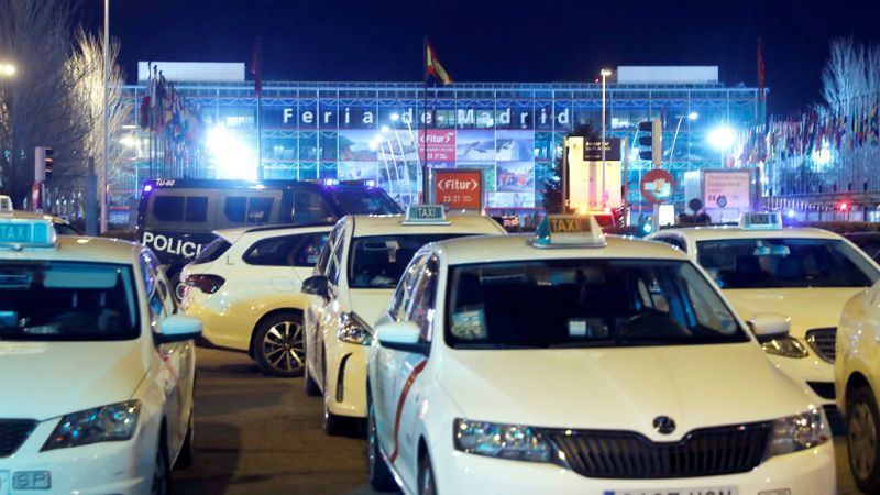  Boletines RNE - Los taxistas de Madrid pretenden cortar la carretera que lleva a Ifema, los de Barcelona no rebajan la tensión - Escuchar ahora 