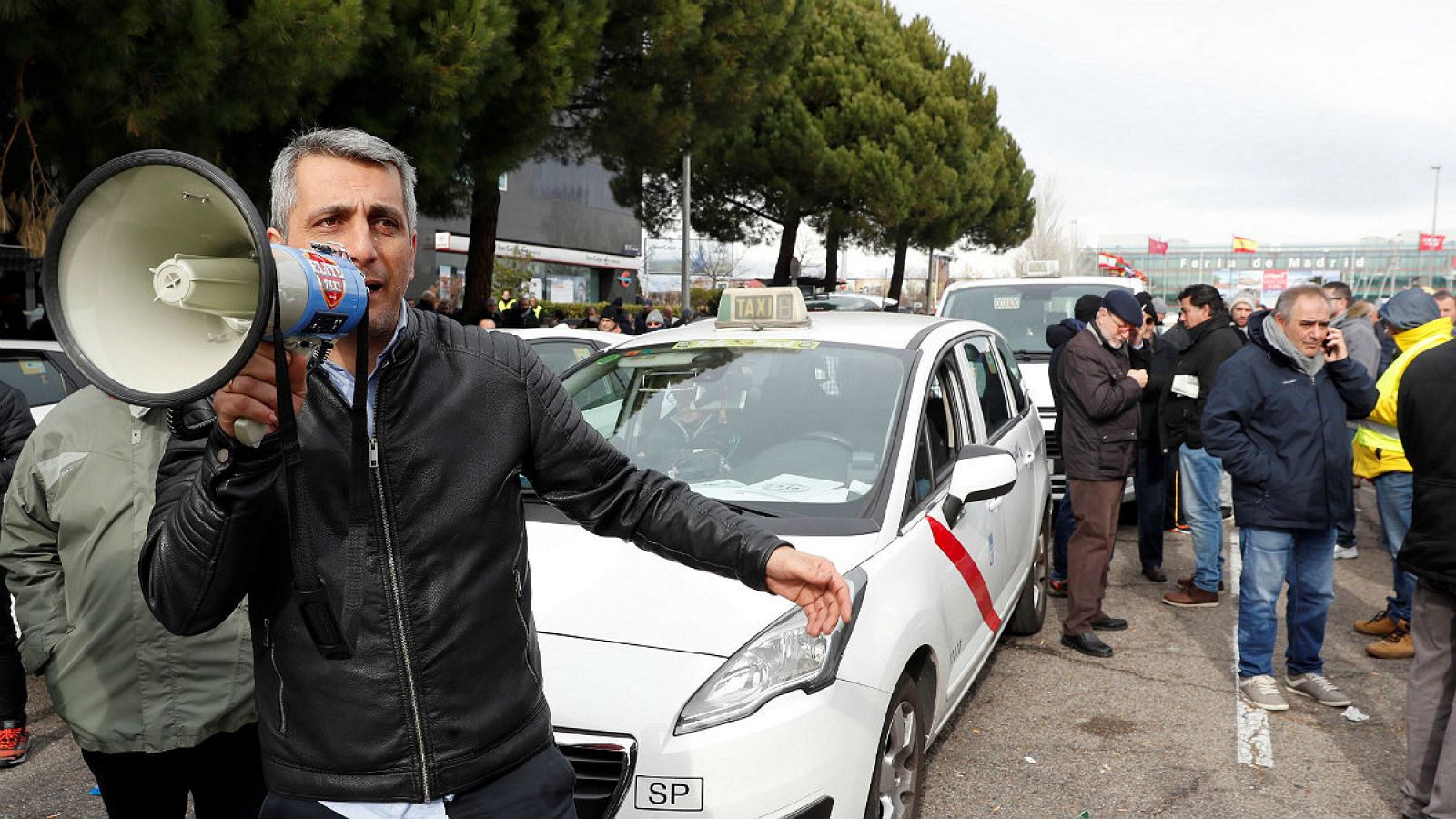 14 horas - Los taxistas elevan su órdago e intentan colapsar Madrid y Barcelona - Escuchar ahora