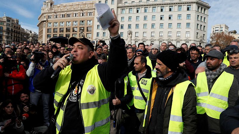 14 horas - Los taxistas de Barcelona, divididos ante la propuesta del Govern