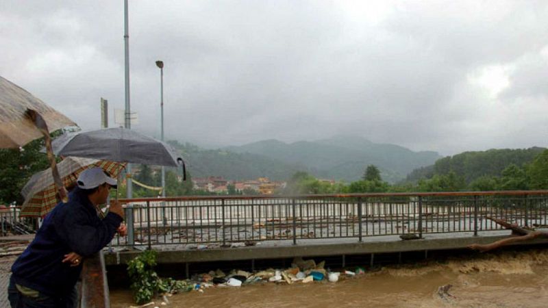 Boletines RNE - Dos fallecidos en Asturias a causa del temporal  - Escuchar ahora