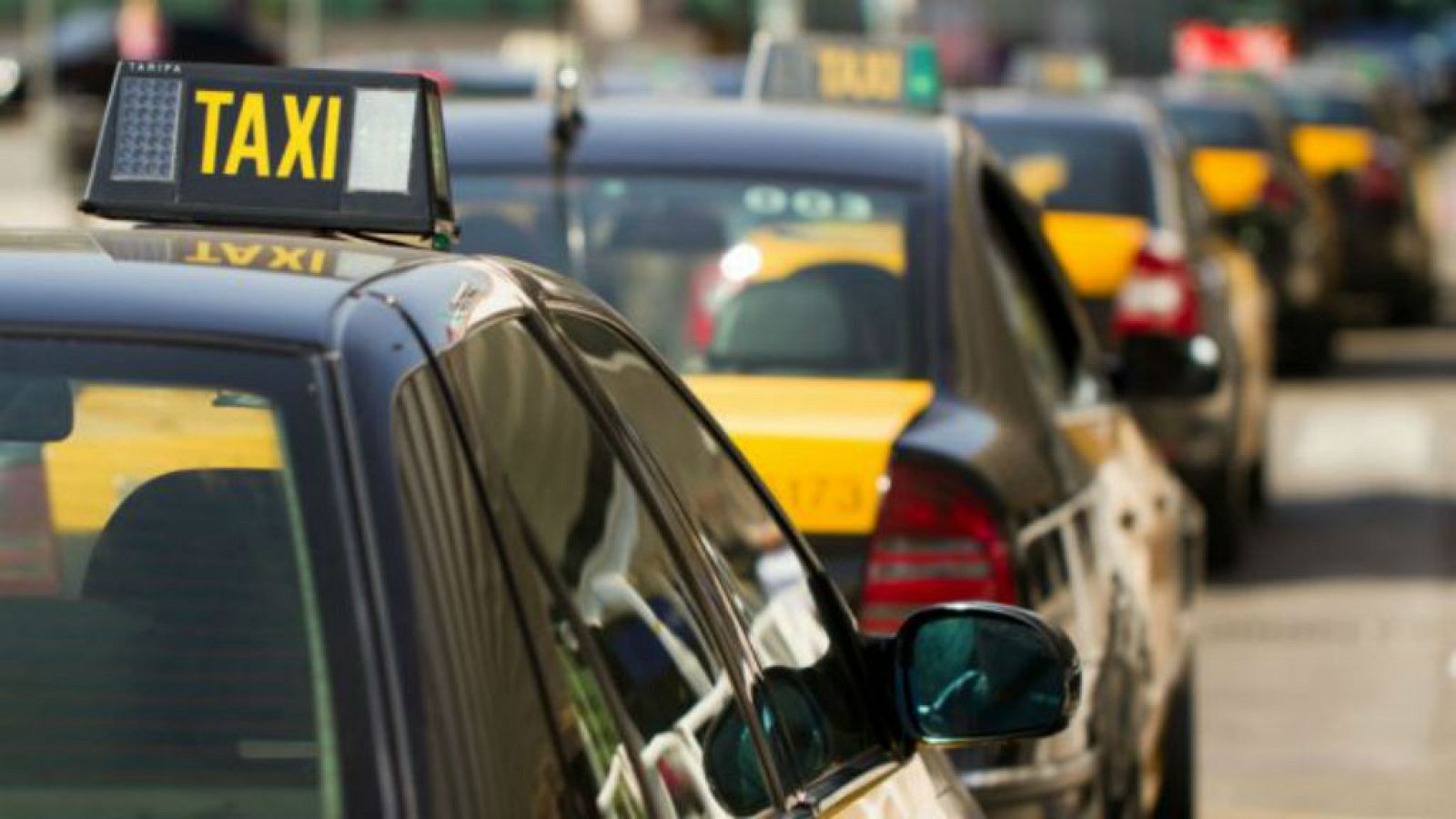 Boletines RNE - Competencia critíca la regulación de las VTC y recomienda eliminar las restricciones