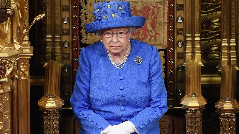 14 horas - Isabel II pide hallar "un terreno común" ante la votación del Brexit