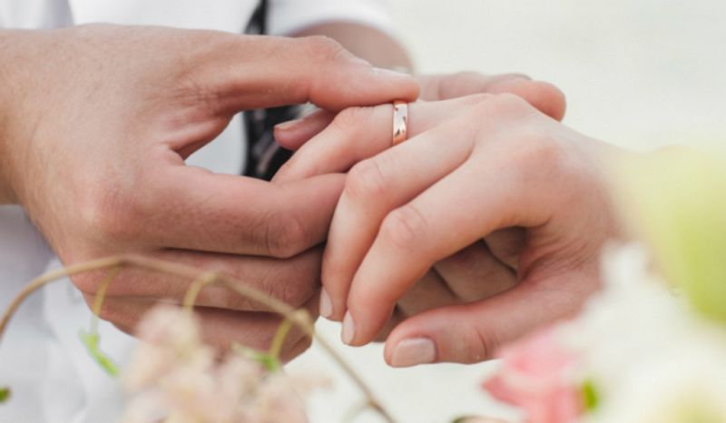 14 horas - Las parejas de distintas nacionalidades podrán escoger la legislación que se les aplica - Escuchar ahora