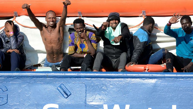 Boletines RNE - Desembarcan en Italia los migrantes rescatados por el Sea Watch - Escuchar ahora