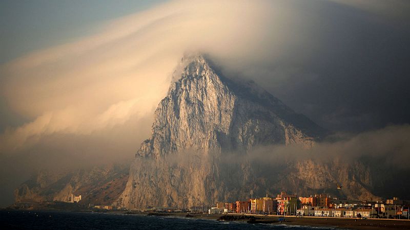 14 horas - La UE enfada a Londres al calificar a Gibraltar de "colonia" británica - Escuchar ahora