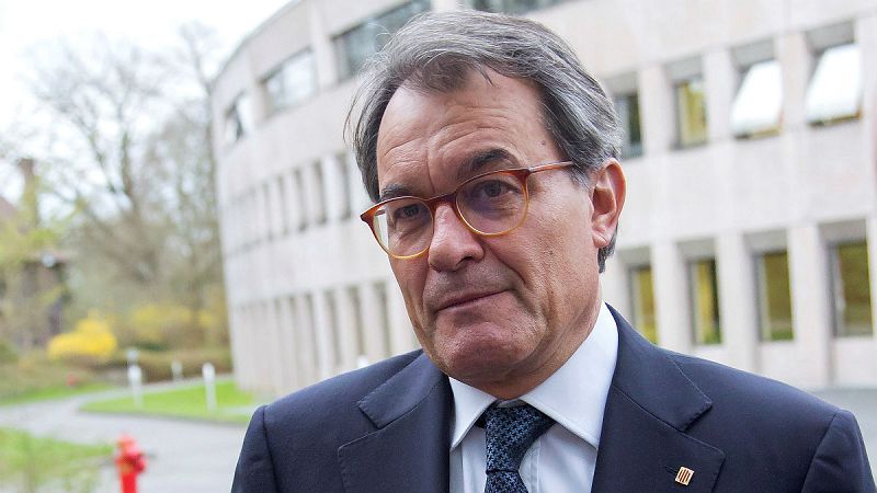 Boletines RNE - El TSJC pide que se ejecute la inhabilitación de Mas, Ortega y Rigau por el 9N - Escuchar ahora