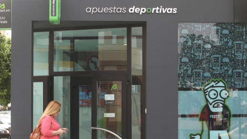 Boletines RNE - Extremadura aleja los locales de apuestas de los colegios - escuchar ahora