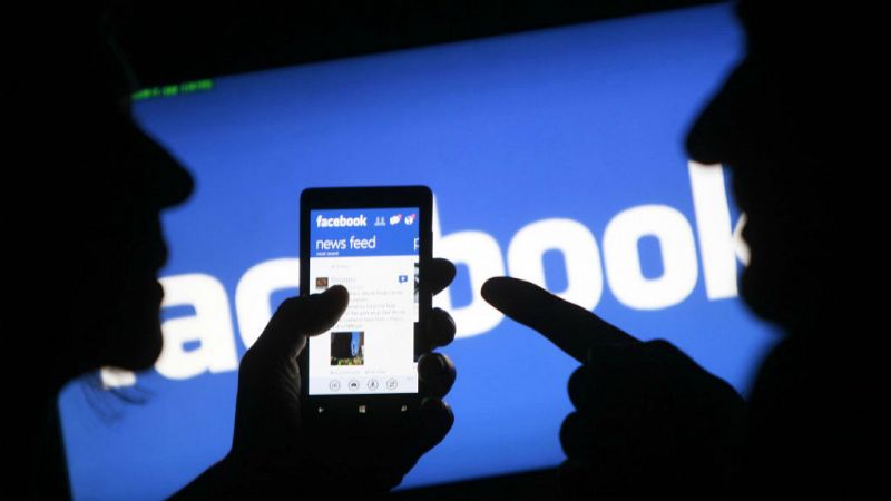  Boletines RNE - La justicia alemana limita la actividad de Facebook - Escuchar ahora