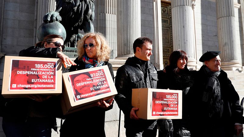  Las mañanas de RNE con Íñigo Alfonso - Dos familias entregan firmas en el Congreso para pedir que se desbloquee la ley de muerte digna - Escuchar ahora