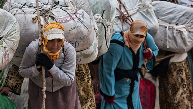 Boletines RNE - Marruecos habla por primera vez de la condiciones "inhumanas" de las porteadoras - Escuchar ahora
