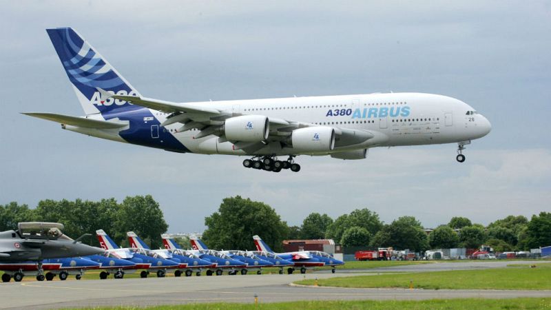  Boletines RNE - Airbus deja de fabricar el A380 por falta de encargos de Emirates, su principal cliente - Escuchar ahora 