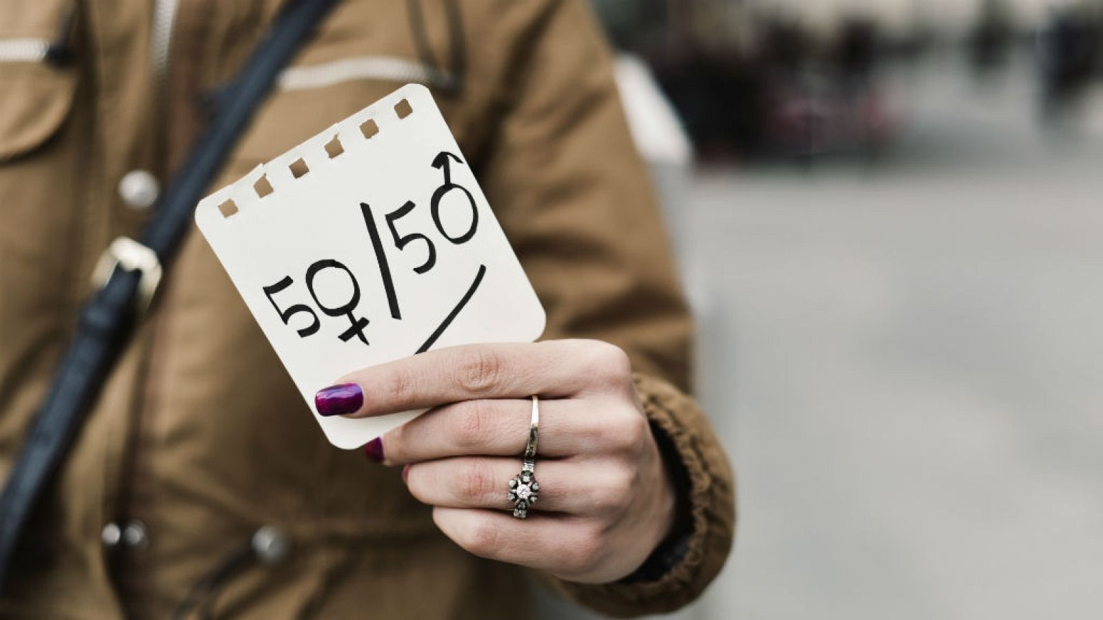  14 horas - Las mujeres cobran un 17% menos que los hombres - escuchar ahora