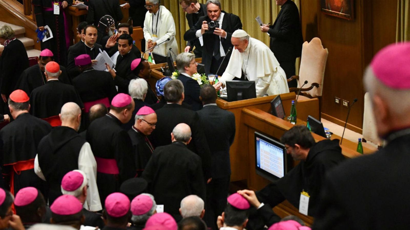  Boletines RNE - Francisco: "El pueblo de Dios exige medidas concretas para erradicar los abusos sexuales" - Escuchar ahora
