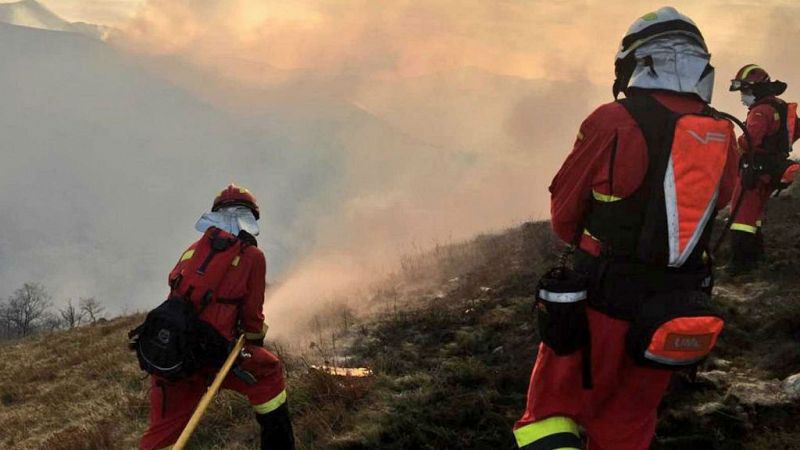 Boletines RNE - Detenido un jefe voluntario por uno de los incendios de Cantabria - Escuchar ahora