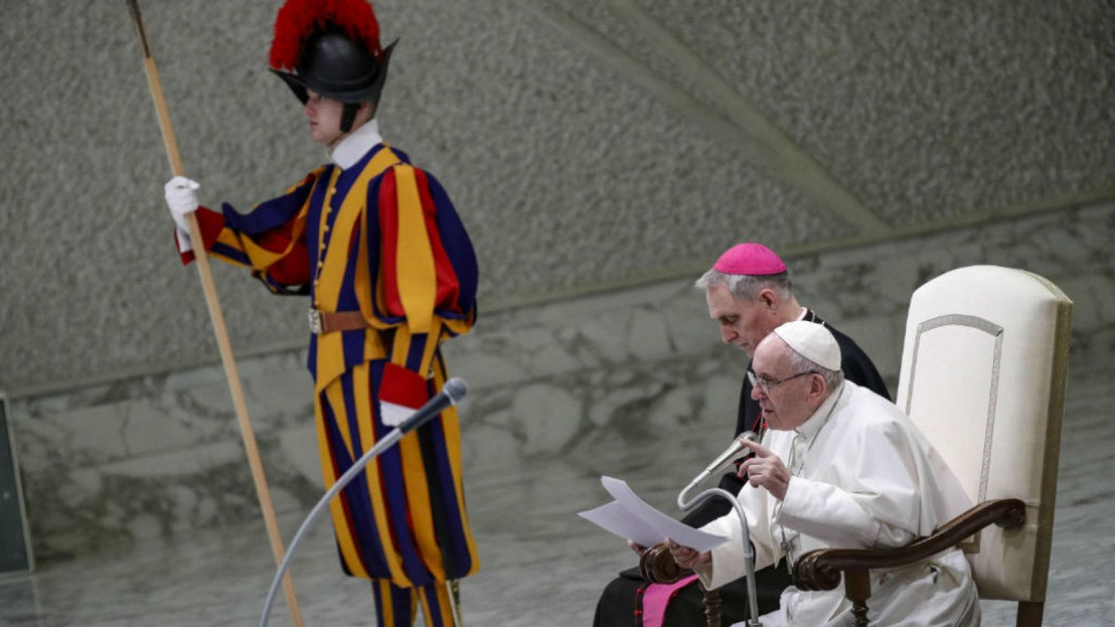  14 horas - El papa anuncia "medidas concretas y eficaces" contra los abusos - Escuchar ahora