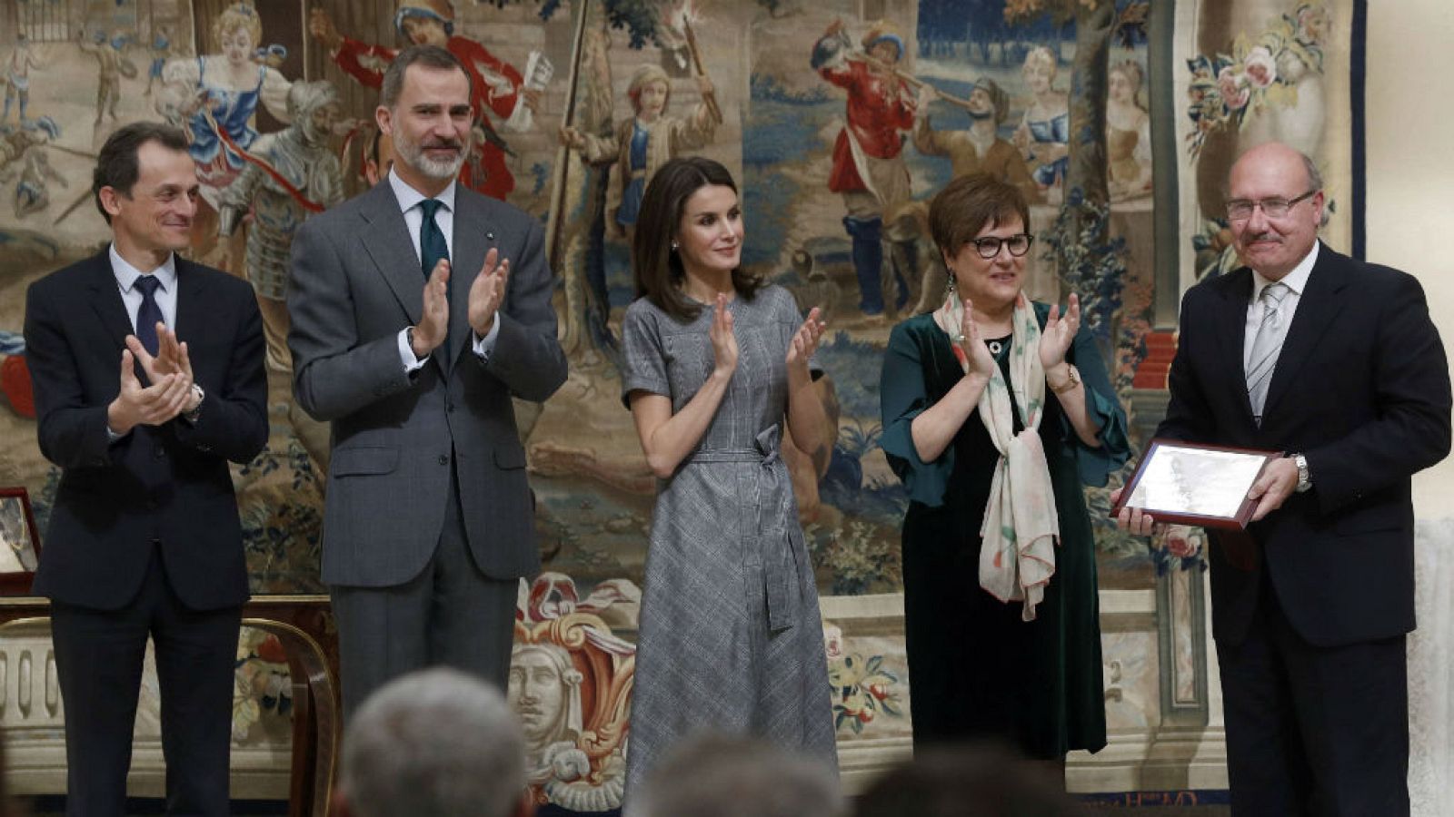  14 horas - El Rey entrega los Premios Nacionales de Investigación 2018 - escuchar ahora