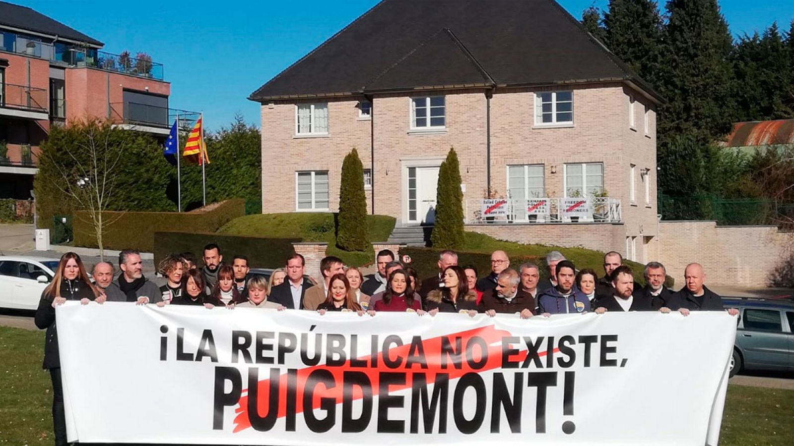 Arrimadas despliega una pancarta frente a la casa de Puigdemont en Waterloo con el mensaje "La república no existe"