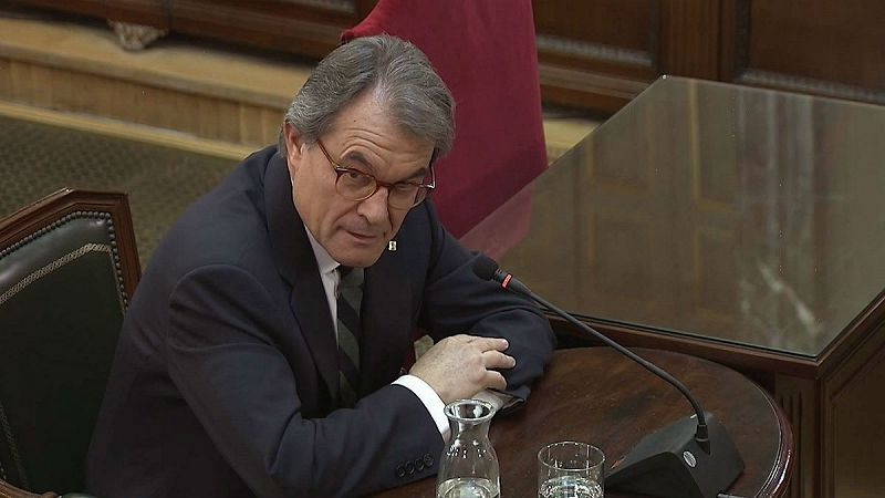 Boletines RNE - Mas admite que se buscó una vinculación jurídica del 1-O "pero no se consiguió" - Escuchar ahora