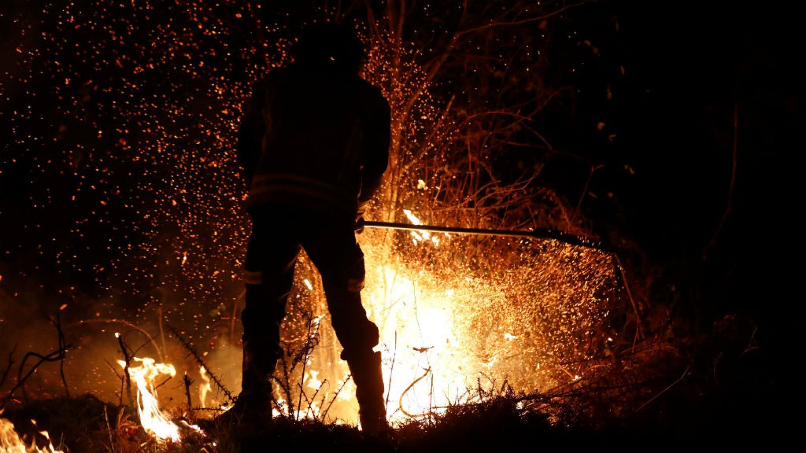 Las mañanas de RNE con Íñigo Alfonso - Varios fuegos afectan de manera importante a la cornisa cantábrica - Escuchar ahora