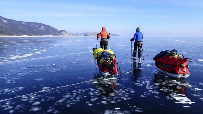 Un equipo femenino cruza por vez primera el Baikal helado - Escuchar ahora