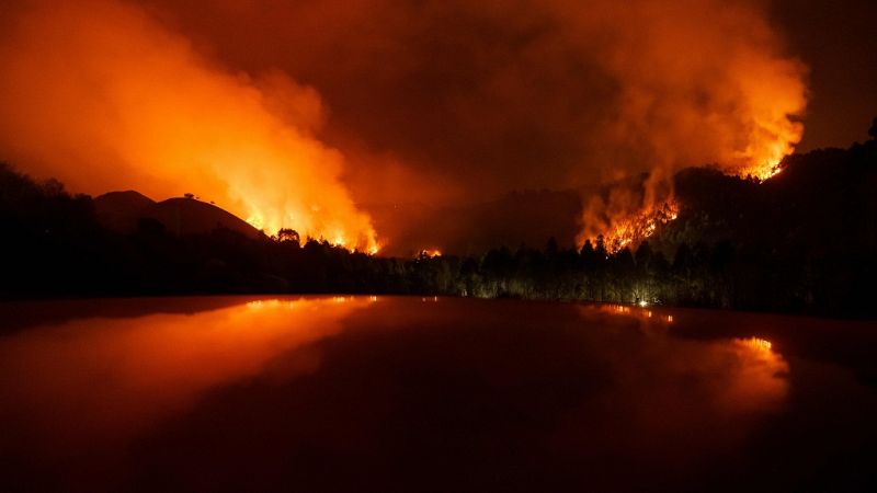 14 horas - Asturias sigue luchando contra el fuego, 14 de los 37 incendios siguen activos - escuchar ahora