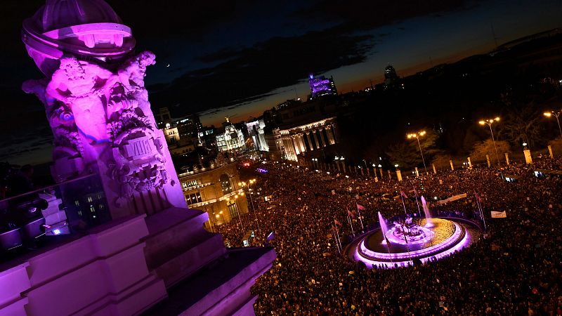 24 horas - La fuerza del feminismo vuelve a llenar las calles de toda España - escuchar ahora