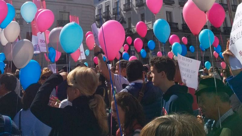 Marcha en Madrid bajo el lema 'En Femenino Sí, y en Masculino También'