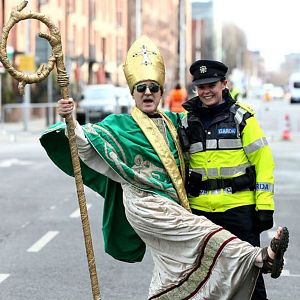 Radio 5 Actualidad - Verde San Patricio en todo el mundo, en monumentos dando la bienvenida al santo - Escuchar ahora