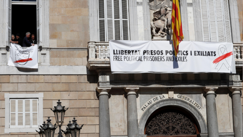 Boletines RNE - Torra quita el lazo amarillo de la Generalitat pero mantiene una pancarta por los presos con lazo blanco - Escuchar ahora 