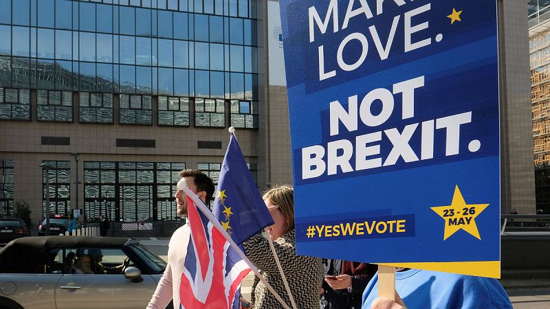 Boletines RNE - Más de un millón de personas firman una petición para revocar el 'Brexit' - Escuchar ahora