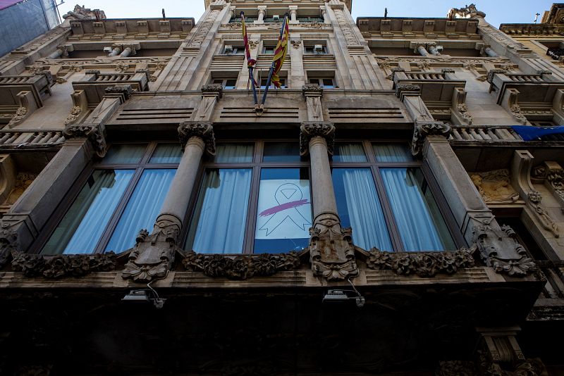  Boletines RNE - La Consejería catalana de Economía retira los lazos de la fachada - Escuchar ahora