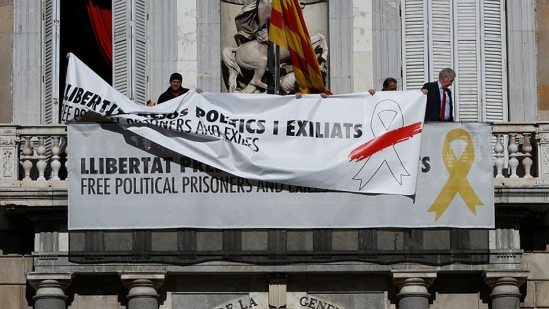 Boletines RNE - Torra retira los lazos de la fachada de la Generalitat - Escuchar ahora