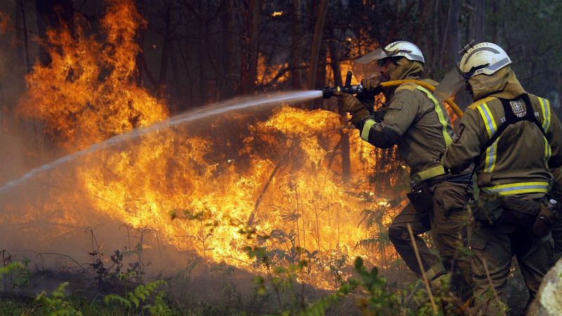 Boletines RNE - Galicia lucha contra una veintena de incendios especialmente en Rianxo y Dodro en A Coruña  - Escuchar ahora 