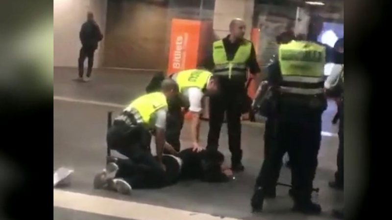 14 horas - Renfe aparta a los guardias de seguridad que golpearon con la porra a un joven extranjero - Escuchar ahora