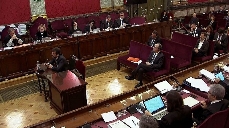 14 horas - Puigdemont dijo a los Mossos que proclamaría la independencia si había incidentes el 1-O - Escuchar ahora