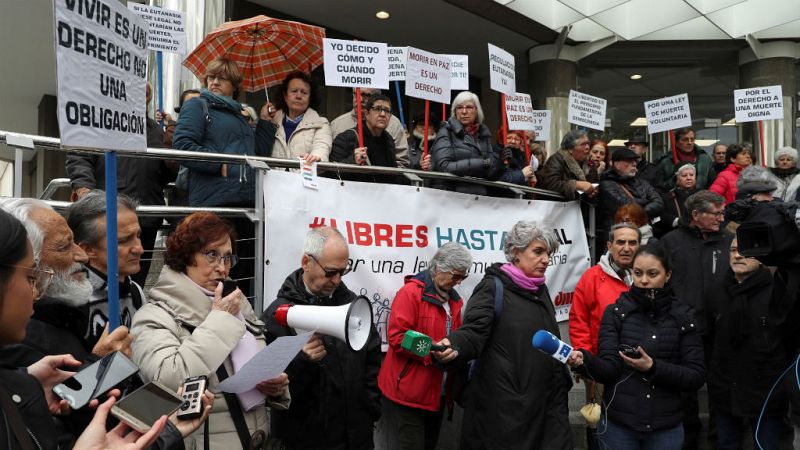  Boletines RNE - Decenas de personas se manifiestan en apoyo a Ángel Hernández - Escuchar ahora