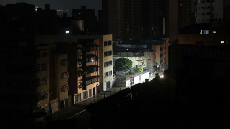  Boletines RNE - Venezuela, de nuevo a oscuras con 18 de los 28 estados sin luz - escuchar ahora