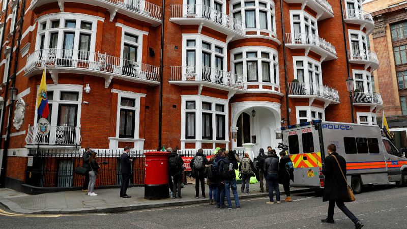 Boletines RNE - Assange ha sido detenido en Londres después de que Ecuador la retirara su inmunidad diplomática - Escuchar ahora 