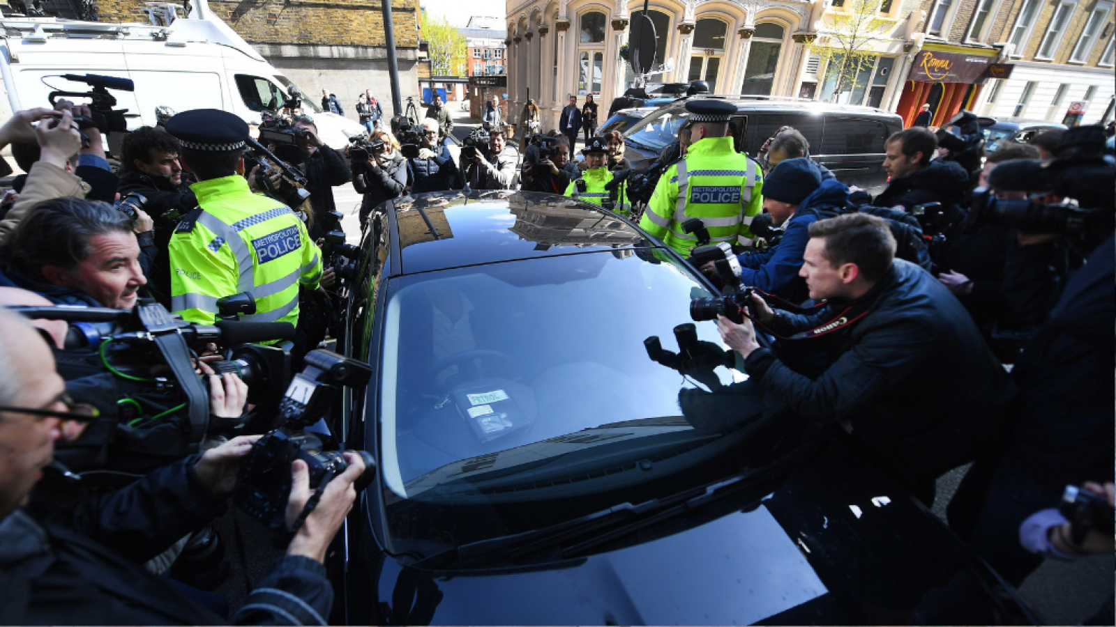 14 horas - ¿Quién es Julian Assange? - Escuchar ahora