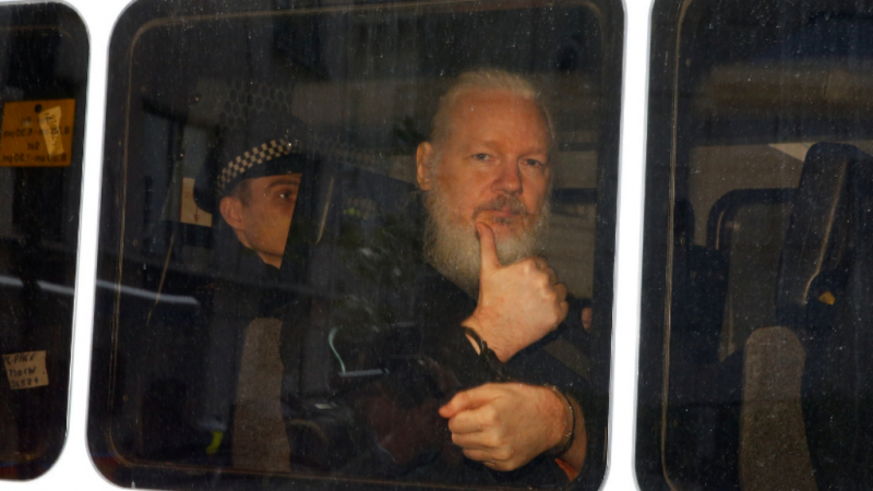  Boletines RNE - Julian Assange, declarado culpable por saltarse su libertad condicional en 2012 - escuchar ahora