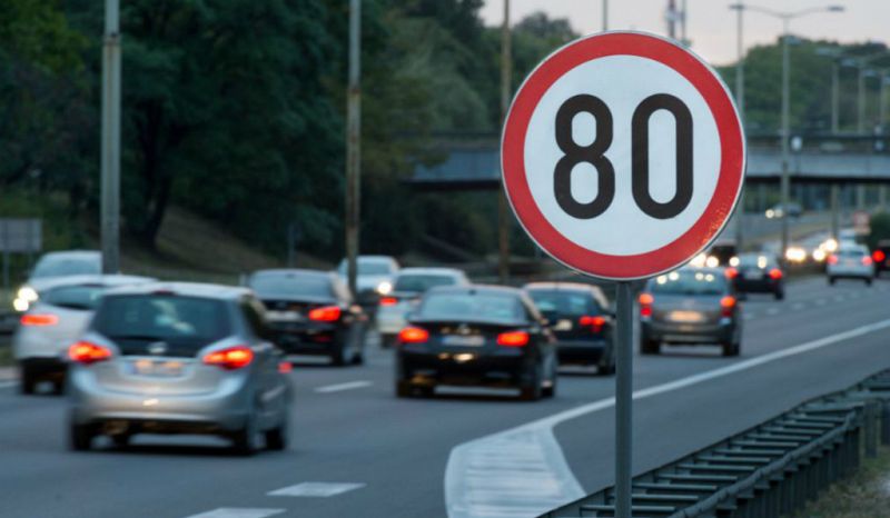 14 horas - El Europarlamento aprueba un limitador de velocidad obligatorio para los coches - Escuchar ahora