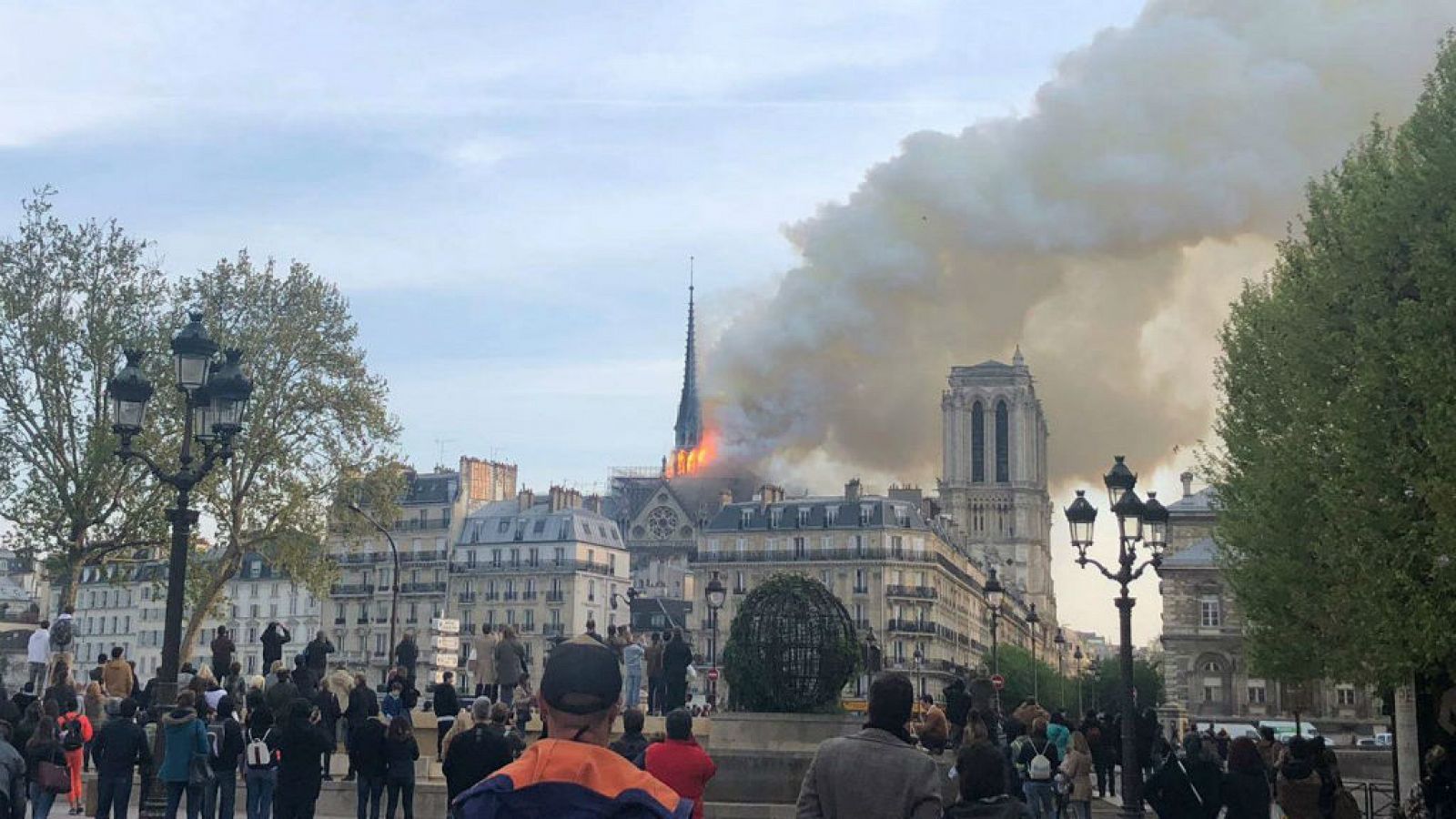 Cinco continentes - Incendio en Notre Dame - Escuchar ahora