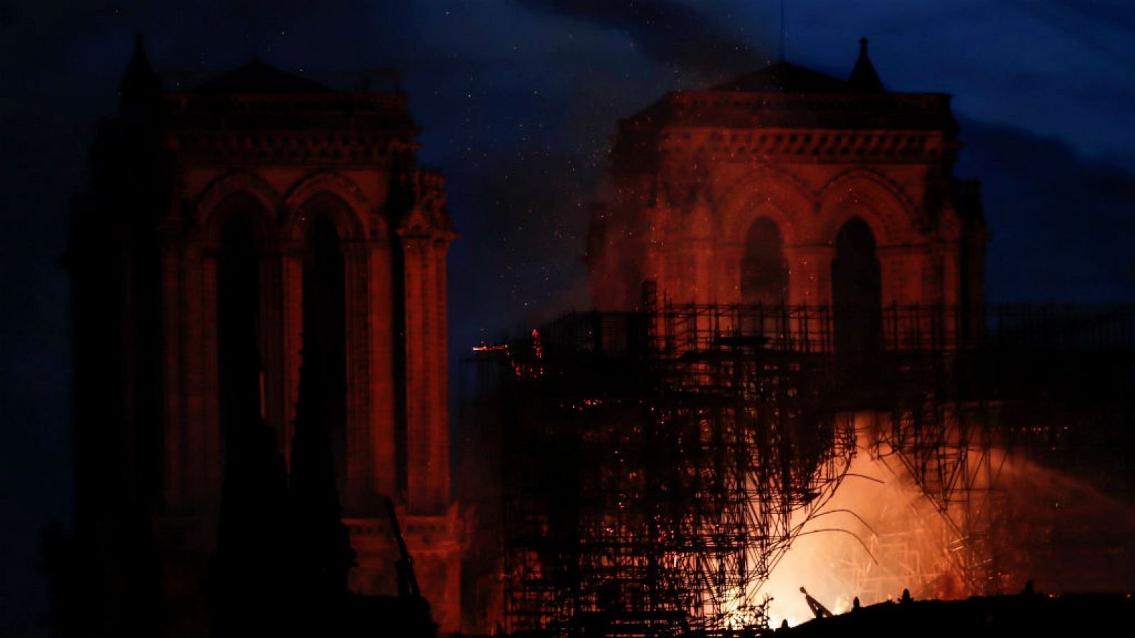  24 horas - El incendio derrumba la aguja central de la catedral de Notre Dame - Escuchar ahora