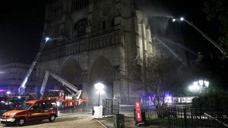 24 horas - Los bomberos confirman que han salvado parte de Notre Dame - Escuchar ahora